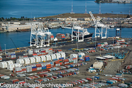 © aerialarchives.com, ocranes loading a containership at the Maersk Sealand Terminal, Outer Harbor, Port of Oakland, CA B0GEC0
AHLB2005.jpg