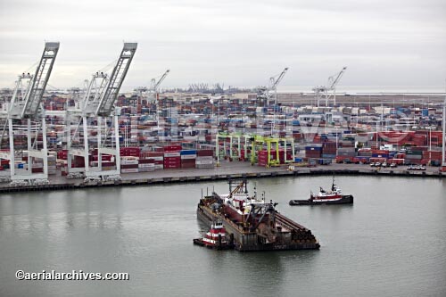 © aerialarchives.com, Port of Oakland,  aerial photograph, aerial photography
AHLB2006.jpg