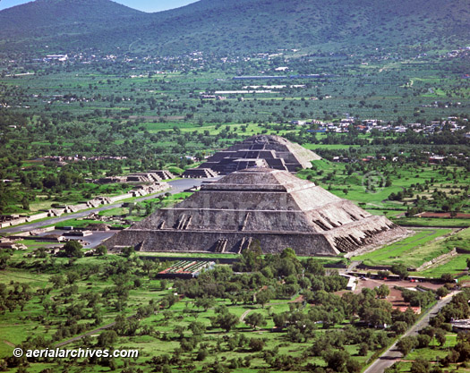 © aerialarchives.com aerial photograph of Pyramids of the Sun Moon in Teotihuacan, Mexico City,
AHLB2282
