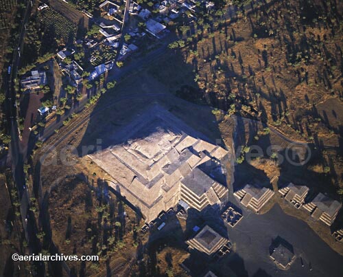 © aerialarchives.com aerial photograph of Pyramid of the Moon in Teotihuacan, Mexico City,
AHLB2283 BGTC61