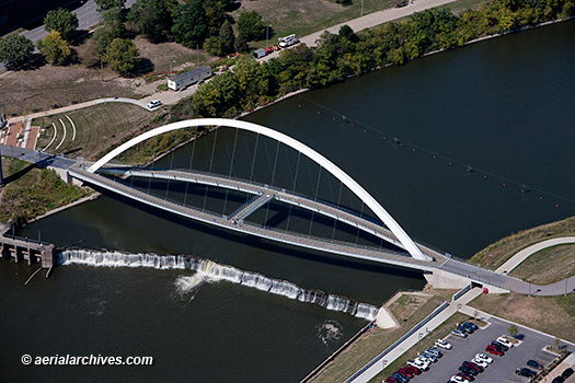 © aerialarchives.com Center Street Bridge Des Moines, Iowa aerial photograph,
AHLB9369