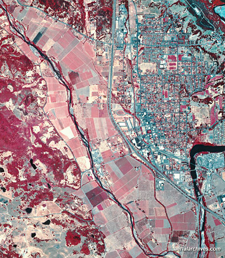 © aerialarchives.com infrared aerial photographs of Healdsburg, CA, Sonoma County, California, ADM2T3, AHLV2002