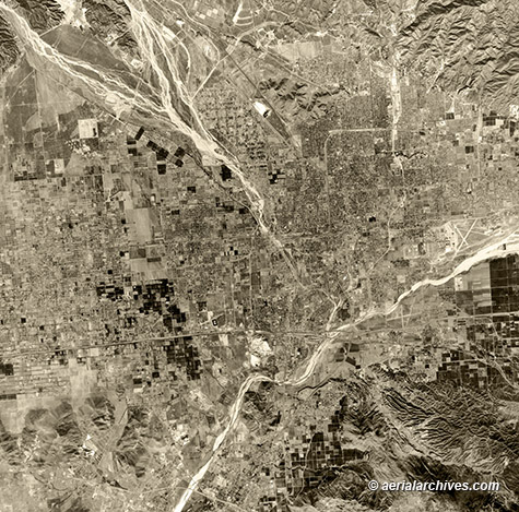 © aerialarchives.com historical aerial photography San Bernadino County
AHLV4307
