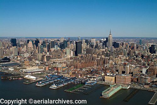 © aerialarchives.com aerial photograph of Midtown Manhattan, Empire State building
AHLB2136.jpg, B6CF96