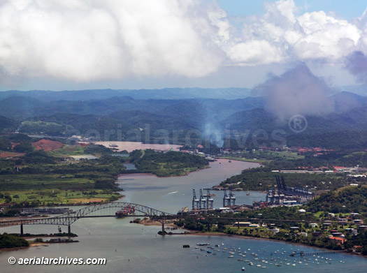 © aerialarchives.com Fotografa area del Puerto de Balboa
y la entrada del Pacfico al Canal de Panam.
Ciudad de Panam, Panam.
AHLB5161, B3MHA7