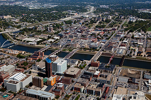 © aerialarchives.com aerial photograph Des Moines skyline Iowa
